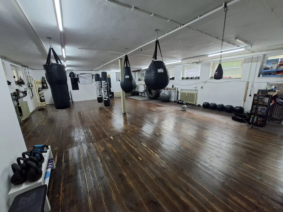 Boxstudio mit Phantom Boxsäcken und Trainingsreifen