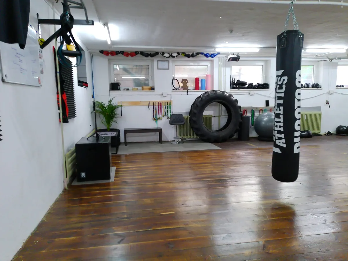 Trainingsecke mit Reifen, Bank und Equipment
