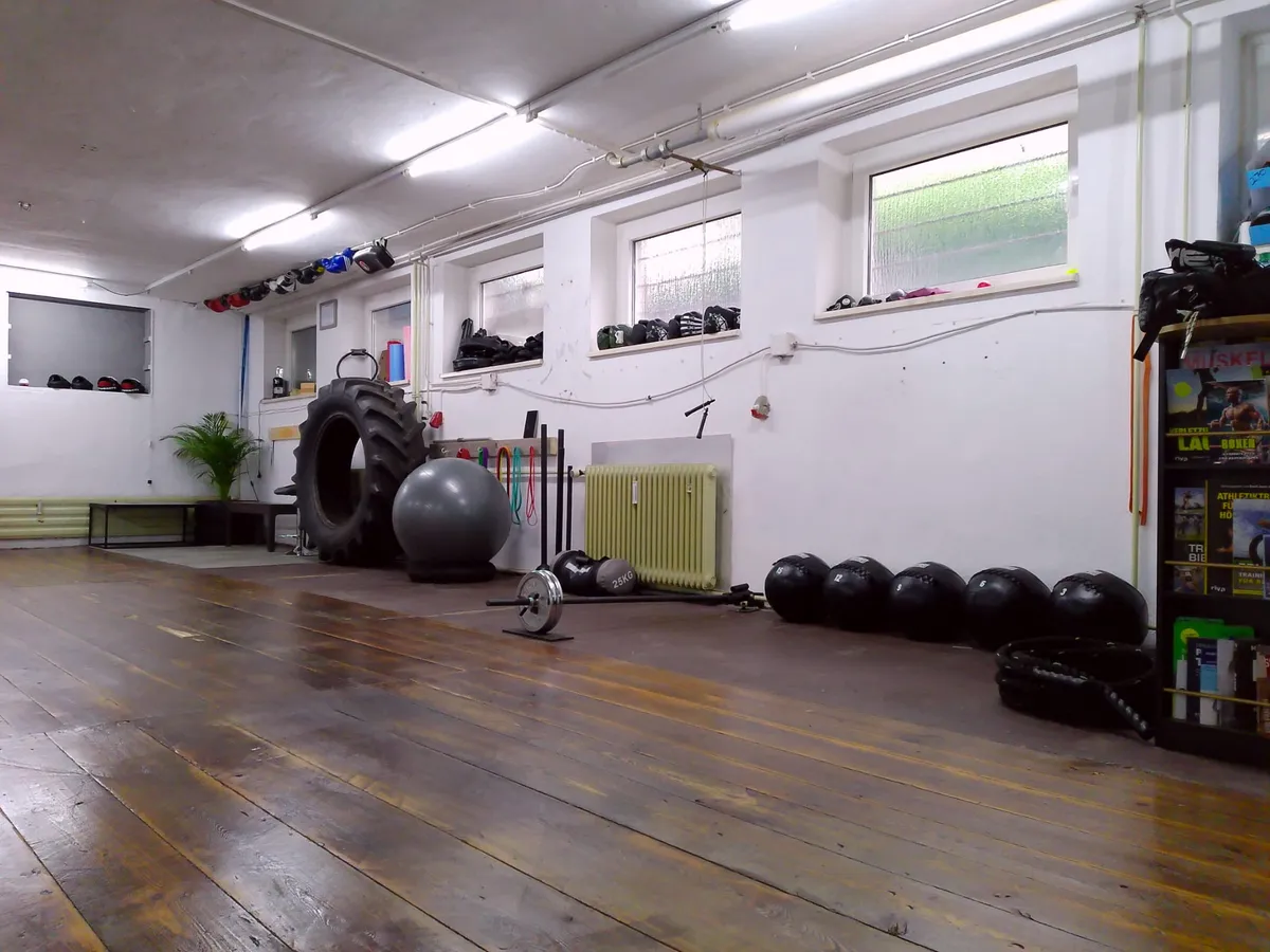 Funktionales Equipment: Reifen, Slam Balls, Kettlebells